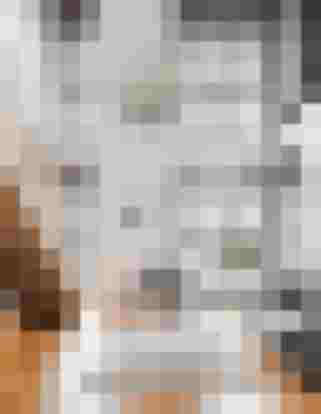 Modernes Wohnzimmer mit Holztreppe, großen Fenstern, Smart Home-Technik und Designheizkörper