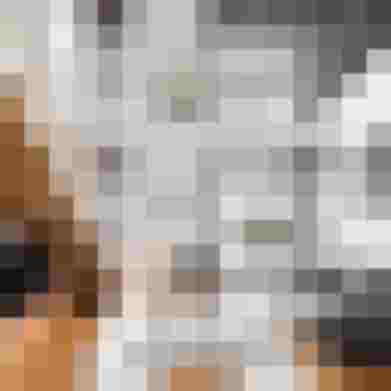 Modernes Wohnzimmer mit Holztreppe, großen Fenstern, Smart Home-Technik und Designheizkörper