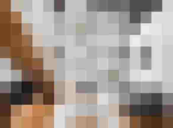 Modernes Wohnzimmer mit Holztreppe, großen Fenstern, Smart Home-Technik und Designheizkörper