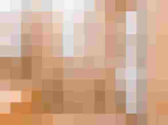 Modernes Bad mit bodengleicher Dusche, innovativem Designheizkörper und smarter Gebäudetechnik