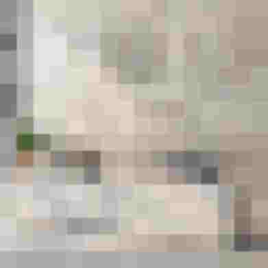 Modernes Büro mit heller Steinwand, Designmöbeln, energieeffizienten Elementen und viel Tageslicht