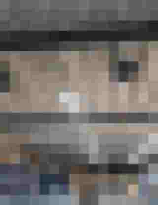 Industriehalle mit moderner LED-Beleuchtung, Heiztechnik und Regalen für effiziente Energielösungen