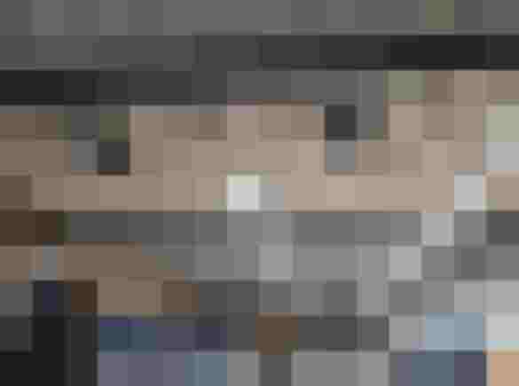 Industriehalle mit moderner LED-Beleuchtung, Heiztechnik und Regalen für effiziente Energielösungen