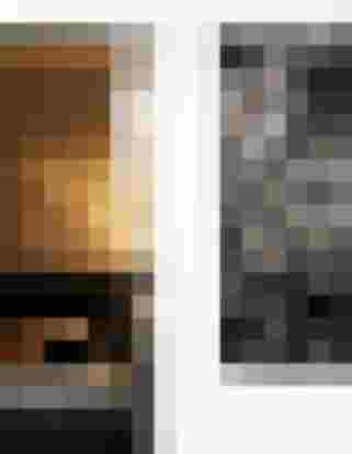 Designheizkörper mit abstraktem Muster an weißer Wand, modernes Schlafzimmer mit Wohlfühlambiente