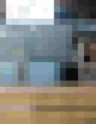 Moderne Empfangshalle mit Glasfront, Designmöbeln, LED-Beleuchtung und effizienter Gebäudetechnik