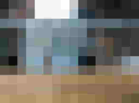 Moderne Empfangshalle mit Glasfront, Designmöbeln, LED-Beleuchtung und effizienter Gebäudetechnik