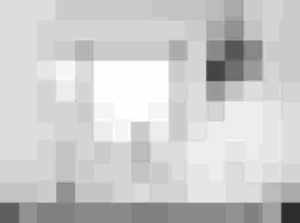 Modernes Bad mit rundem Spiegel, Designleuchten, Waschtisch und Handtüchern, smartes Raumklima