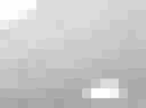 Moderne Rasterdecke mit integrierten LED-Panels für energieeffiziente Beleuchtung und Raumklima