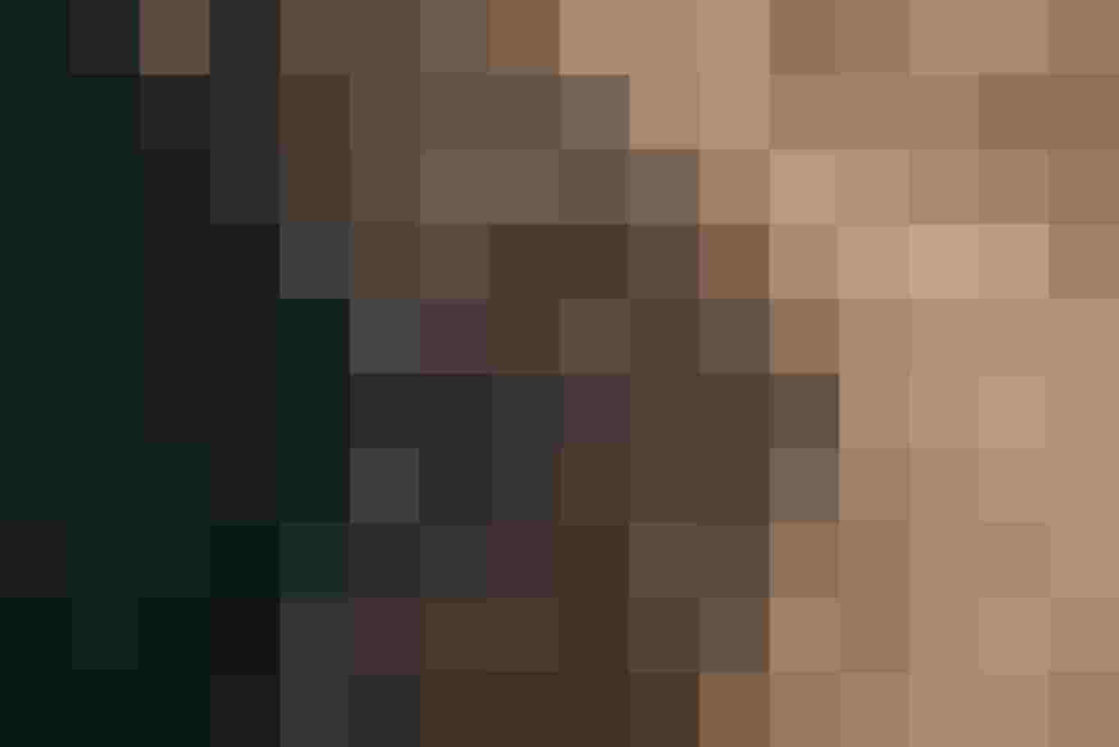 Designheizkörper mit Spiegelung auf Parkett, innovative Technik trifft modernes Raumdesign