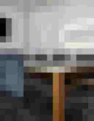 Moderner Besprechungsraum mit Designheizkörper, smarte Gebäudetechnik und effiziente Energie