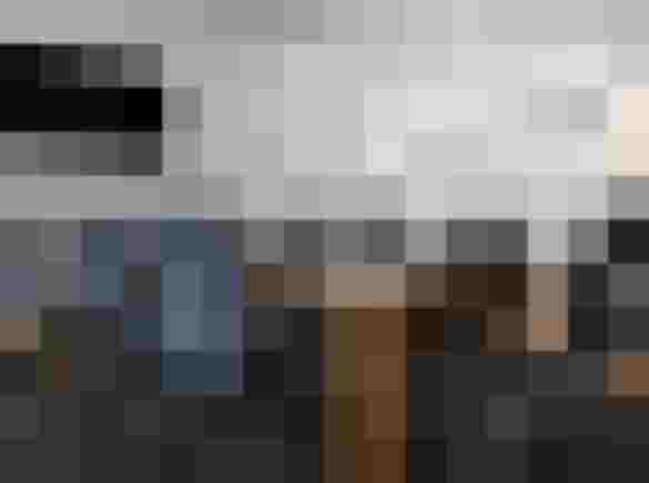 Moderner Besprechungsraum mit Designheizkörper, smarte Gebäudetechnik und effiziente Energie