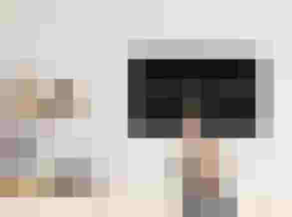 Kind zeigt begeistert auf Wandtafel mit „redwell“, modernes Kinderzimmer, energieeffizient