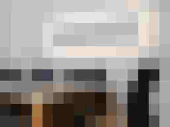 Modernes Besprechungszimmer mit Designheizkörper und LED-Beleuchtung für energieeffiziente Wärme