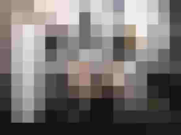 Zwei Designstühle, moderner Heizkörper, Stehlampe vor Stadtmotiv, effiziente Raumgestaltung