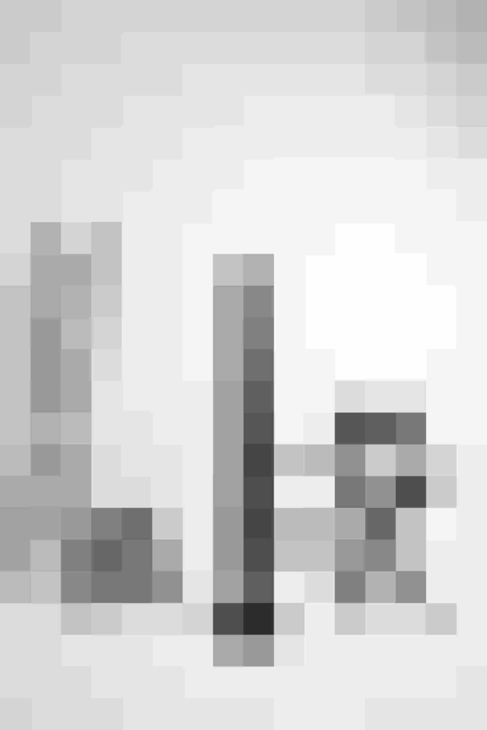 Schwarzer Designheizkörper neben Ventilator, Leiter und Stuhl für effiziente, smarte Raumgestaltung