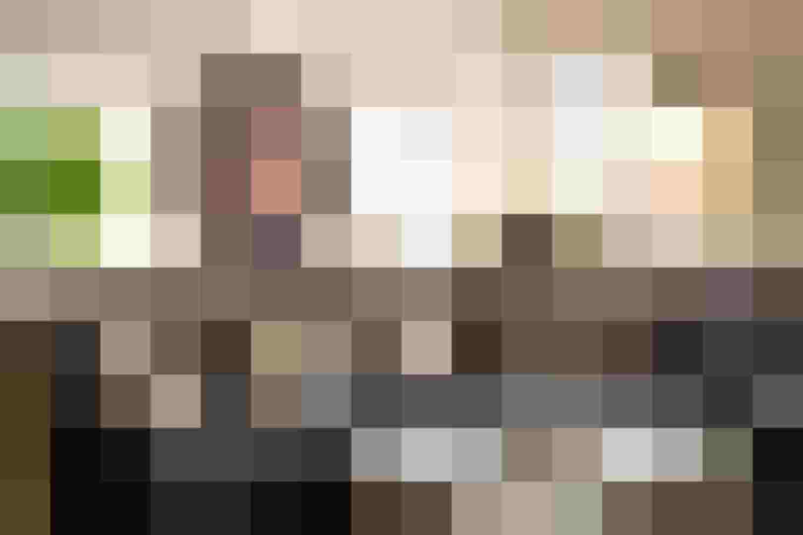 Modernes Wohnzimmer mit dunkelgrauer Eckcouch, Designkissen, Pflanzen und smarter Beleuchtung