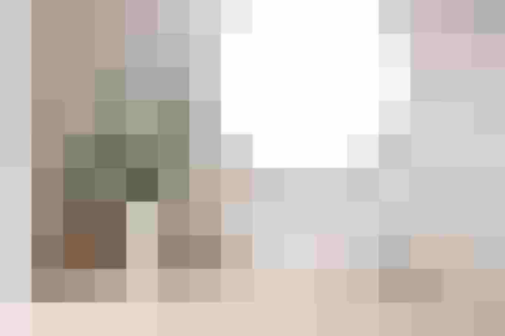 Runder Designheizkörper, minimalistisch ins moderne Raumkonzept mit Büchern, Vase und Tasse integriert