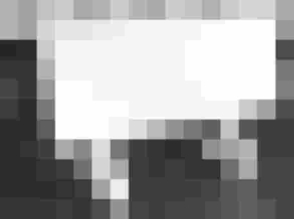 Designheizkörper in Weiß mit klarer Form auf dunklem Fliesenboden für effiziente Energieversorgung