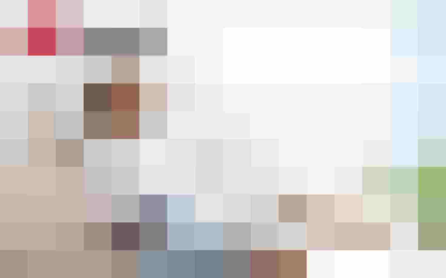 Frau entspannt auf Sofa mit Redwell Infrarotheizung, smartes Raumklima und modernes Design