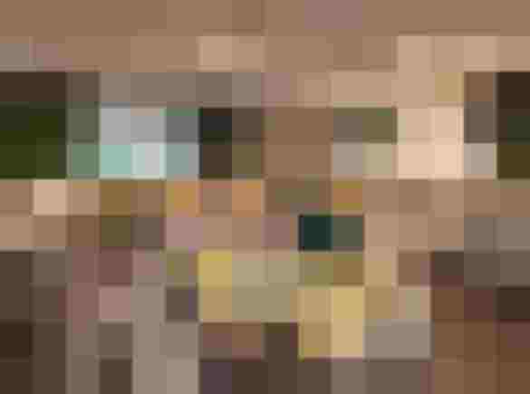 Modernes Raumdesign mit runden Leuchten, grünen Polstern und ergonomischer Sitzlandschaft