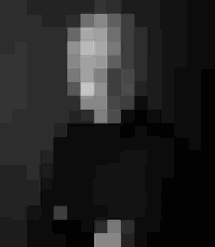 Mann mit Glatze im schwarzen Rollkragenpullover, modernes Design, innovative Elektrotechnik