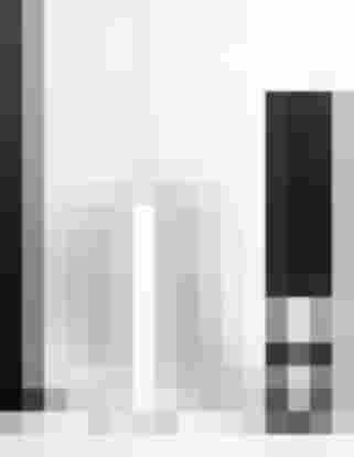 Moderne Heiz- und Lüftungselemente in minimalistischem Raum