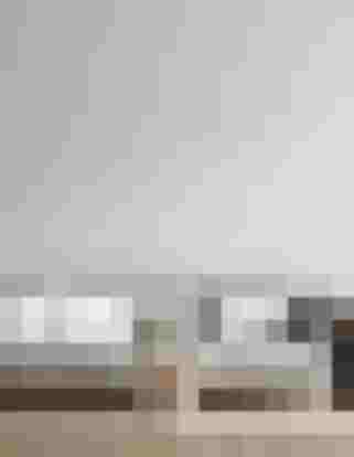 Modernes Wohnzimmer mit grauem Sofa und weißer Stele